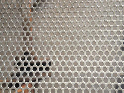 圓孔不銹鋼沖孔板安裝的防位移措施 圓孔不銹鋼沖孔板安裝的防位移措施